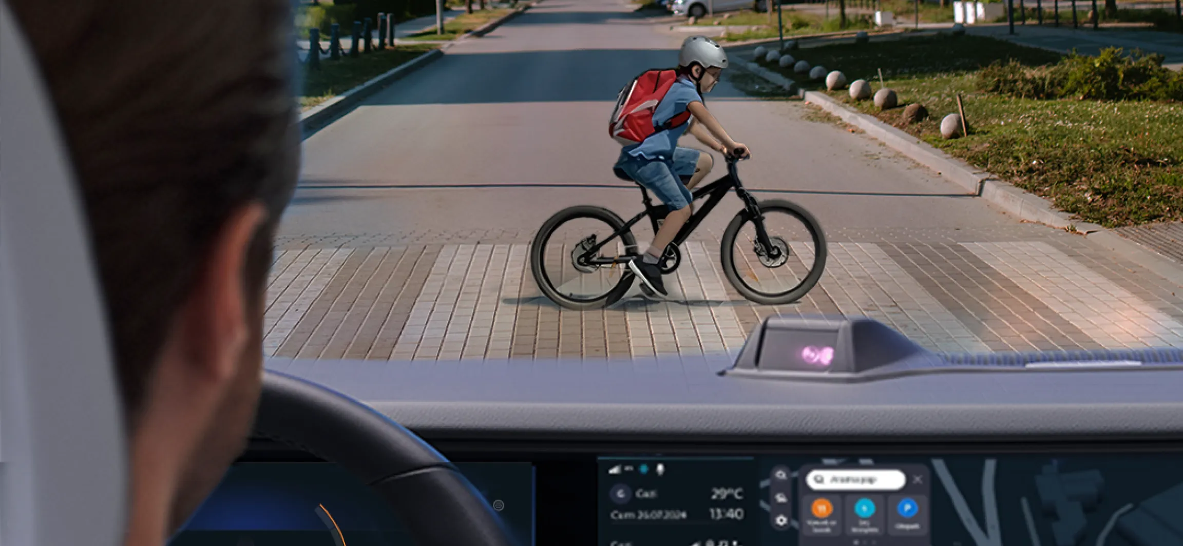 Forward collision warning and emergency braking

It warns you of distance and prevents you from having an accident with visual and audible warnings.
